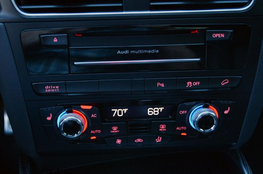 Детали интерьера Audi SQ5 TFSI (8R) 2013 года  (NA) (фото 47 из 82)